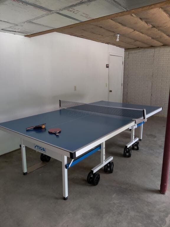 game room featuring concrete flooring