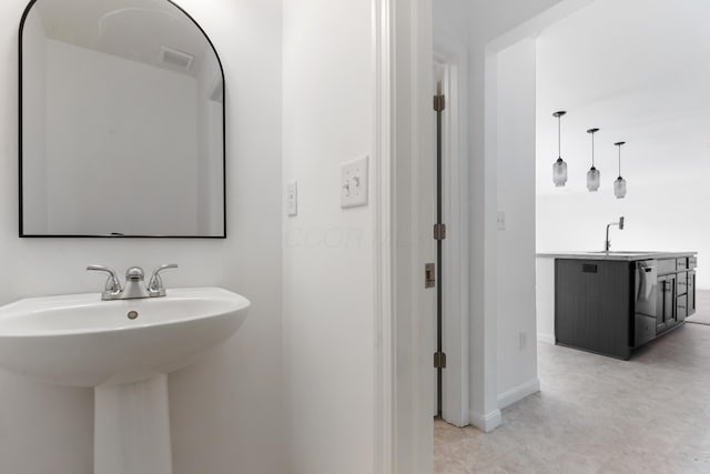 bathroom featuring sink