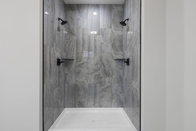 bathroom featuring a tile shower