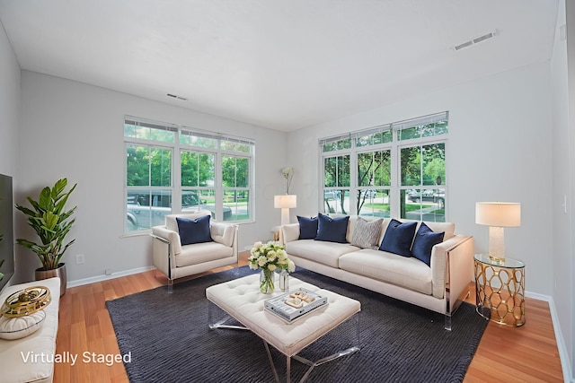 674 Park St, Columbus, OH 43215 - living area featuring light wood-style flooring and baseboards