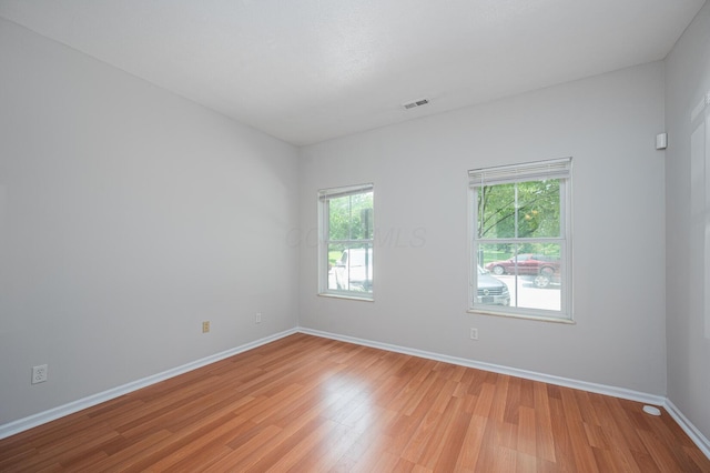674 Park St, Columbus, OH 43215 - unfurnished room featuring light wood finished floors and baseboards
