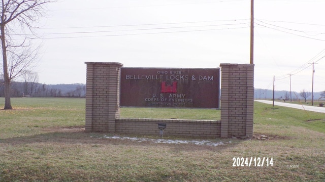 community sign featuring a yard