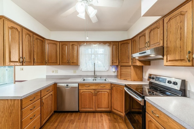 kitchen featuring sink, light wood-type flooring, kitchen peninsula, ceiling fan, and stainless steel appliances