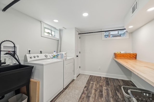 laundry area featuring sink, dark wood-type flooring, and independent washer and dryer