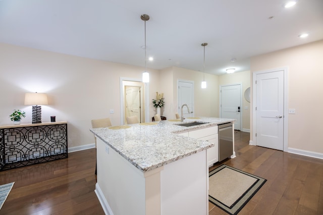 kitchen with sink, a kitchen island with sink, white cabinets, dark hardwood / wood-style flooring, and decorative light fixtures