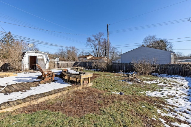 view of yard featuring a storage shed