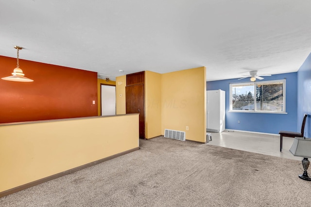 carpeted empty room featuring ceiling fan