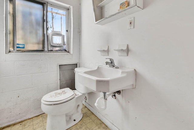 bathroom featuring sink and toilet