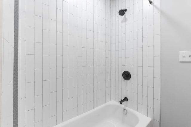 bathroom with tiled shower / bath combo