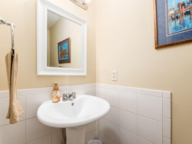 bathroom featuring sink