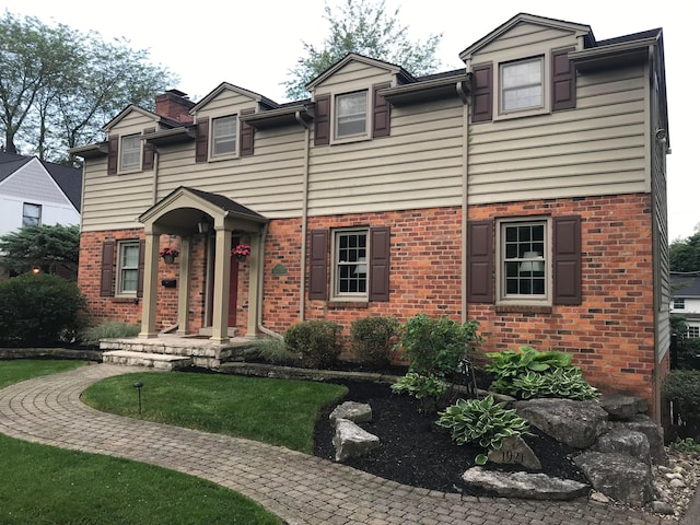 view of front of house featuring a front lawn