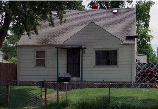 view of front of home with a front yard