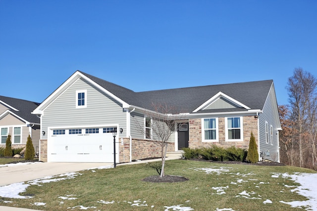 view of front of property featuring a front lawn