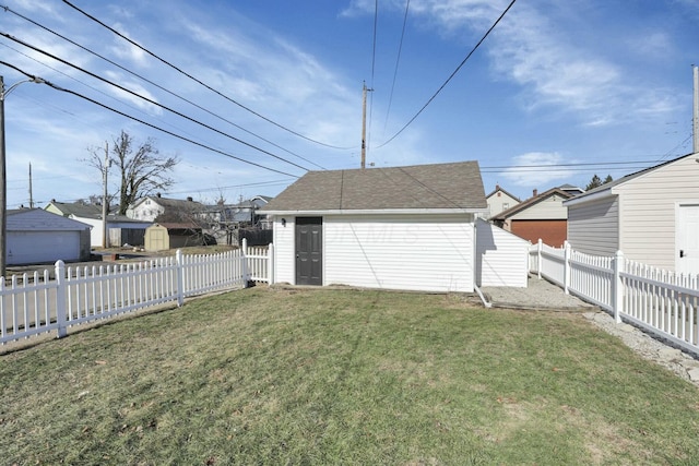 view of yard featuring a shed