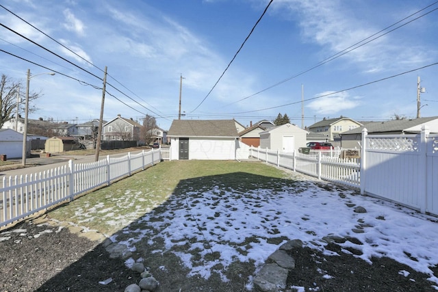 view of yard featuring a storage shed