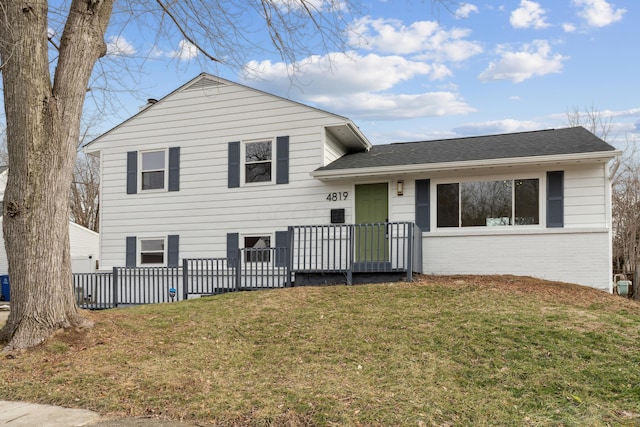 tri-level home featuring a front yard