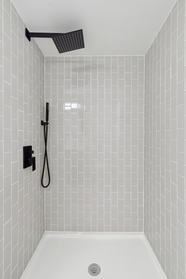 bathroom featuring tiled shower