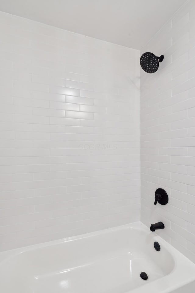 bathroom with tiled shower / bath