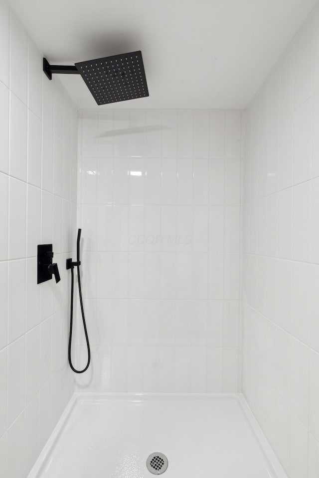 bathroom featuring a tile shower