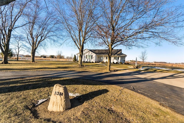 view of front of house featuring a front lawn