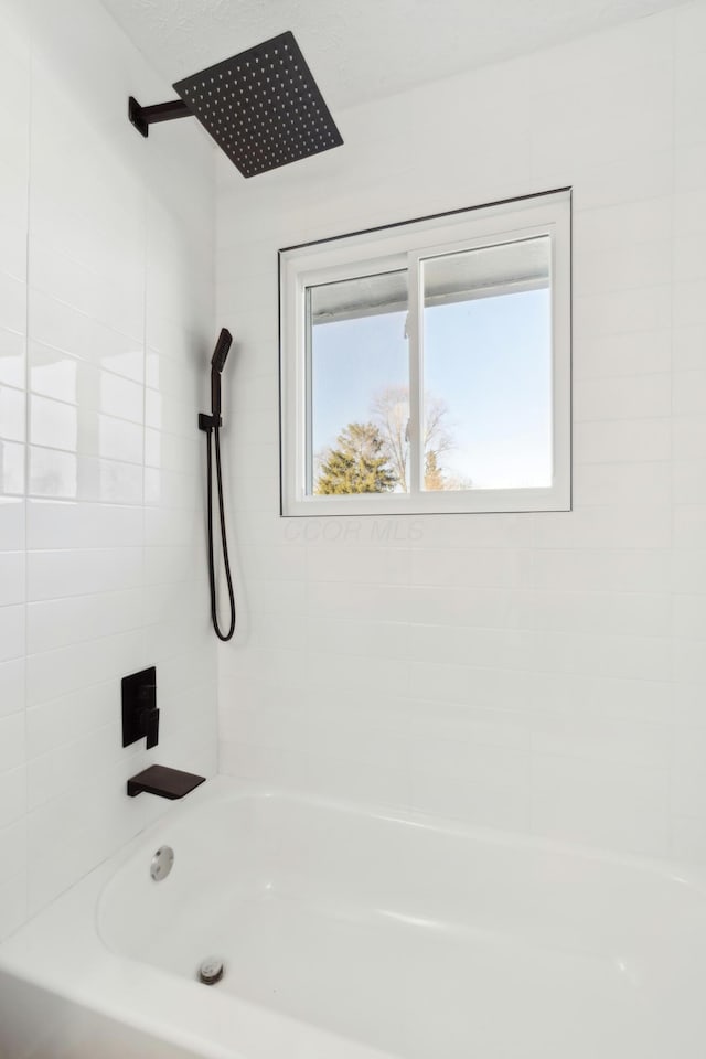 bathroom with tiled shower / bath