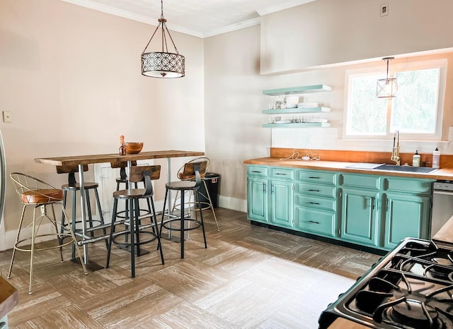 kitchen with sink, crown molding, hanging light fixtures, and green cabinetry