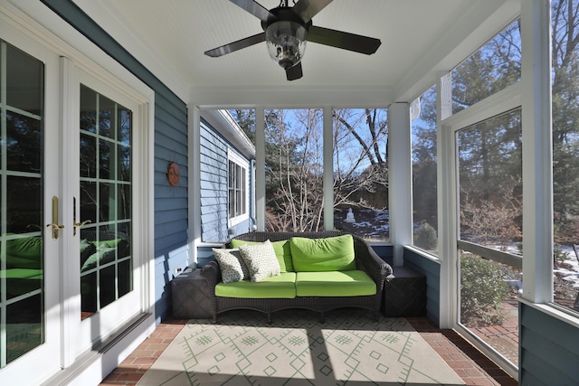 sunroom with ceiling fan