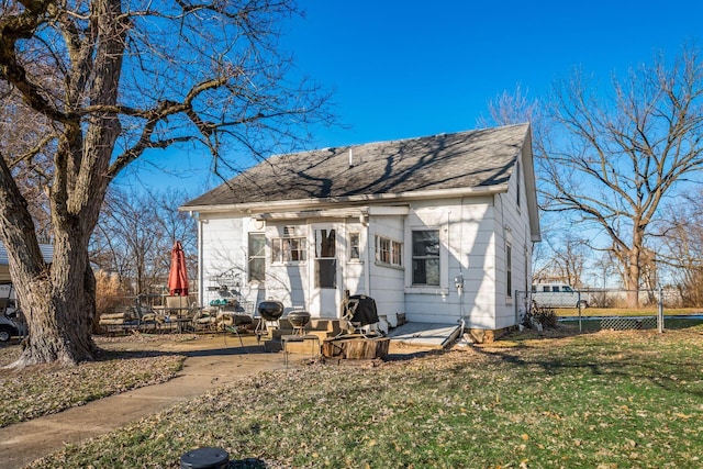 view of front of property with a front yard