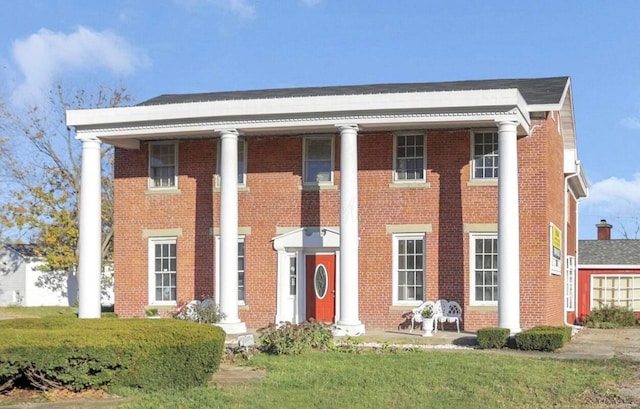 neoclassical / greek revival house featuring a front lawn