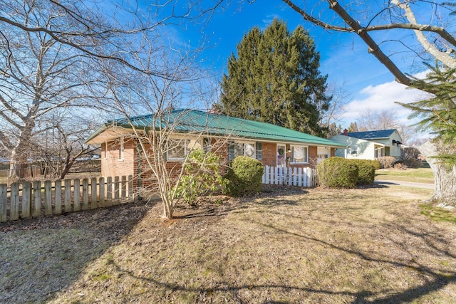 view of front of property featuring a front lawn