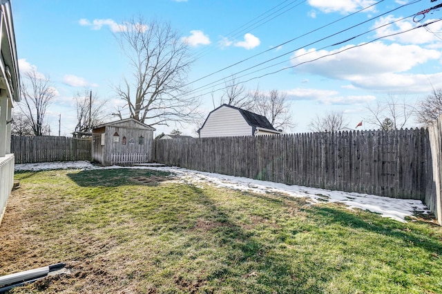 view of yard with a shed