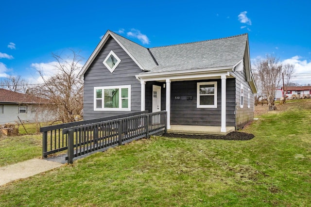 view of front of property featuring roof with shingles and a front lawn