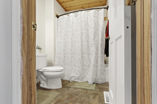 bathroom featuring shower / tub combo with curtain and toilet