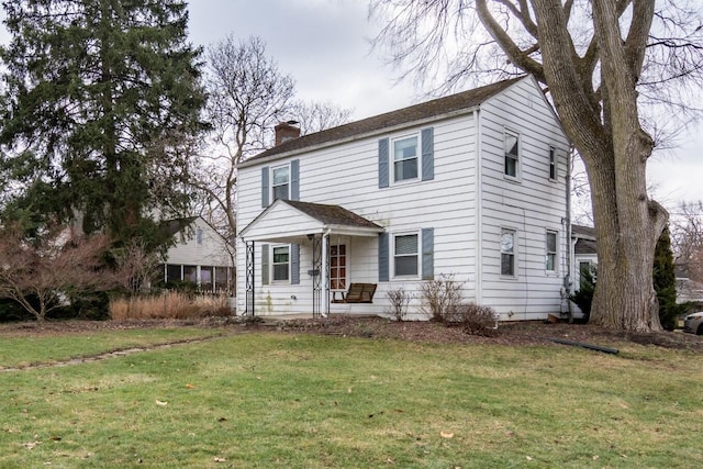 colonial house featuring a front lawn