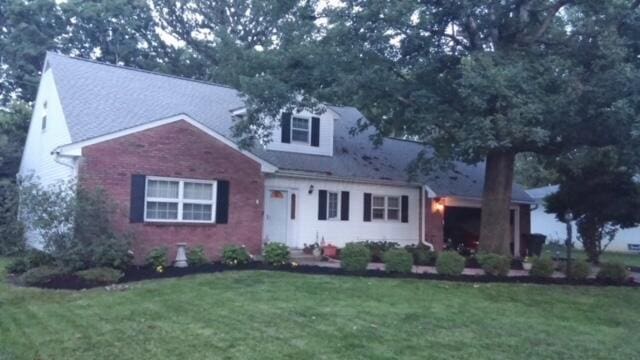 view of front of home featuring a front lawn