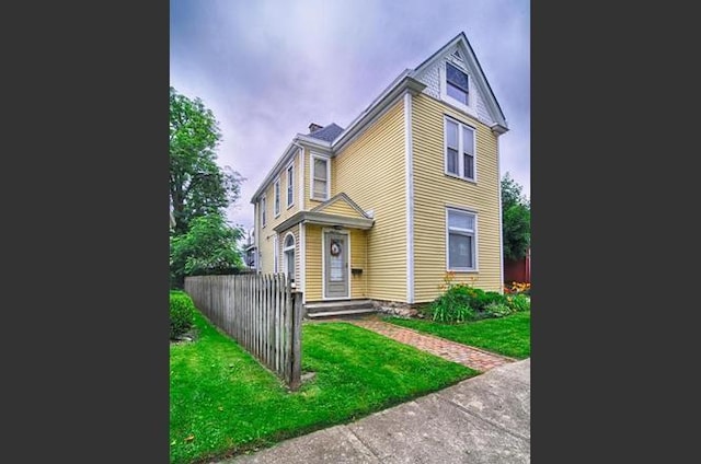 front of property featuring a front lawn