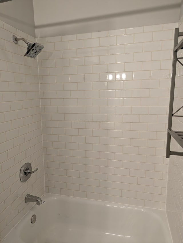 bathroom with tiled shower / bath combo