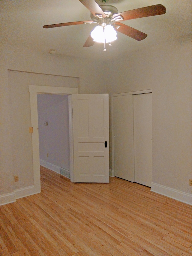 unfurnished room featuring light hardwood / wood-style floors and ceiling fan