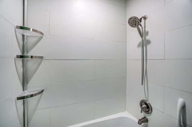 bathroom featuring tiled shower / bath