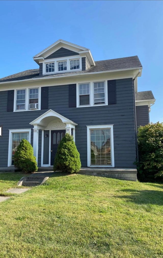 view of front of property featuring a front yard