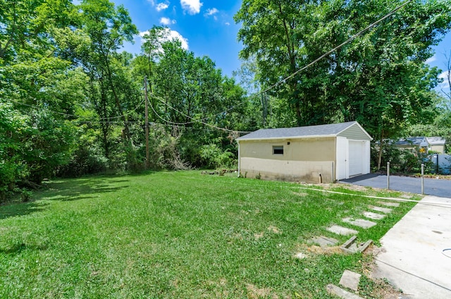 view of yard featuring an outbuilding and a garage