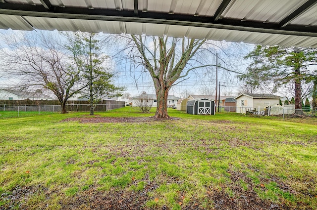 view of yard featuring a shed