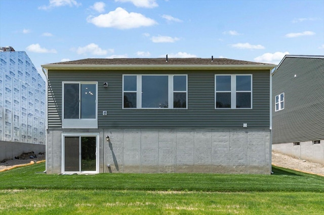 1233 Heathgate Way, Fairborn, OH 45324 - back of property with a yard