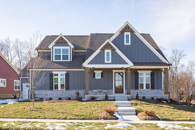 craftsman house featuring a front lawn and covered porch