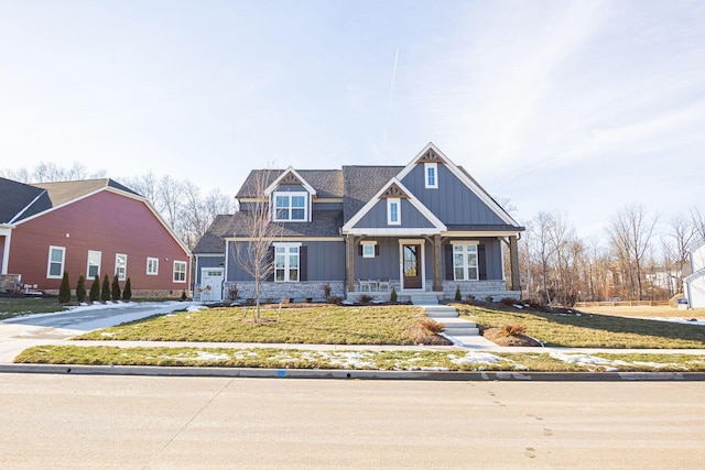 view of front of property featuring a front yard