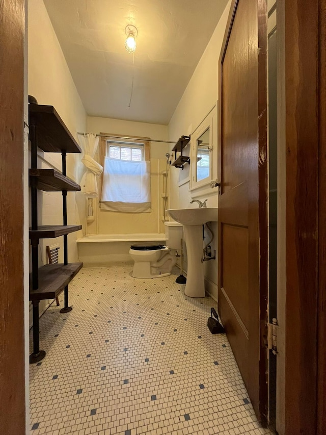 full bathroom with sink, washtub / shower combination, and toilet