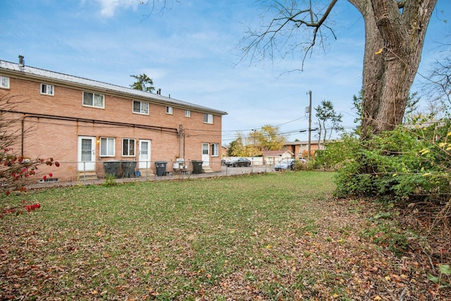 back of house featuring a lawn