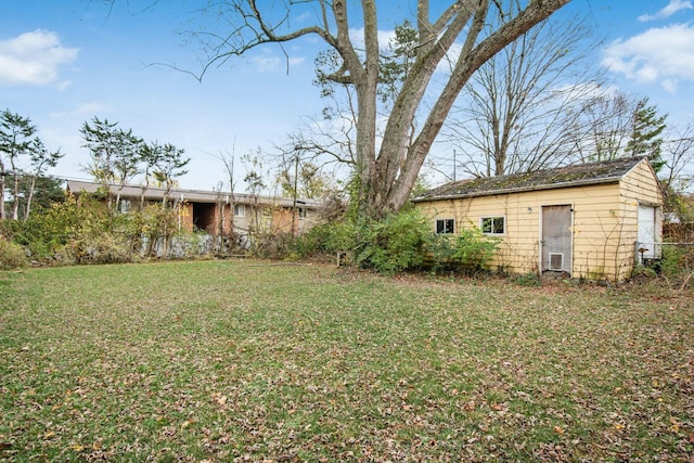 view of yard with an outbuilding