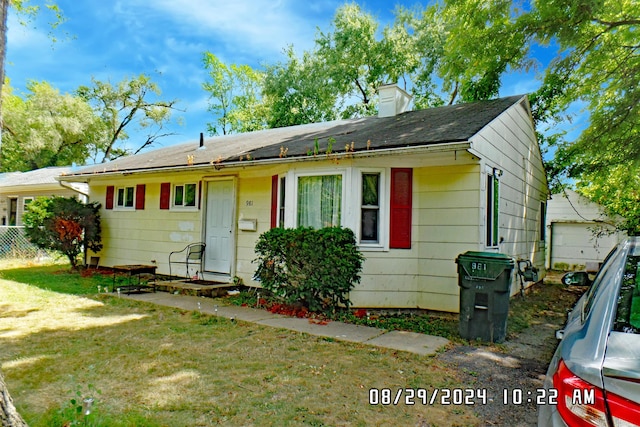 single story home with a front yard