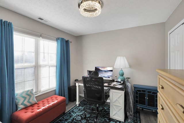 office area with a notable chandelier and a textured ceiling